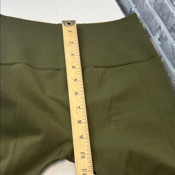 Women's Lululemon Army Green Capri Leggings - Picture 8 of 9